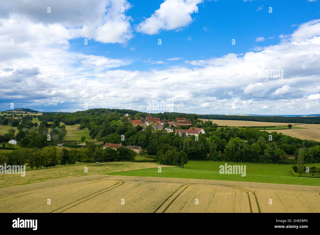 Questa foto di paesaggio è stata scattata in Europa, Francia, Borgogna, Nievre, in estate. Vediamo un villaggio con l'approccio dei campi di grano dopo il raccolto, u Foto Stock
