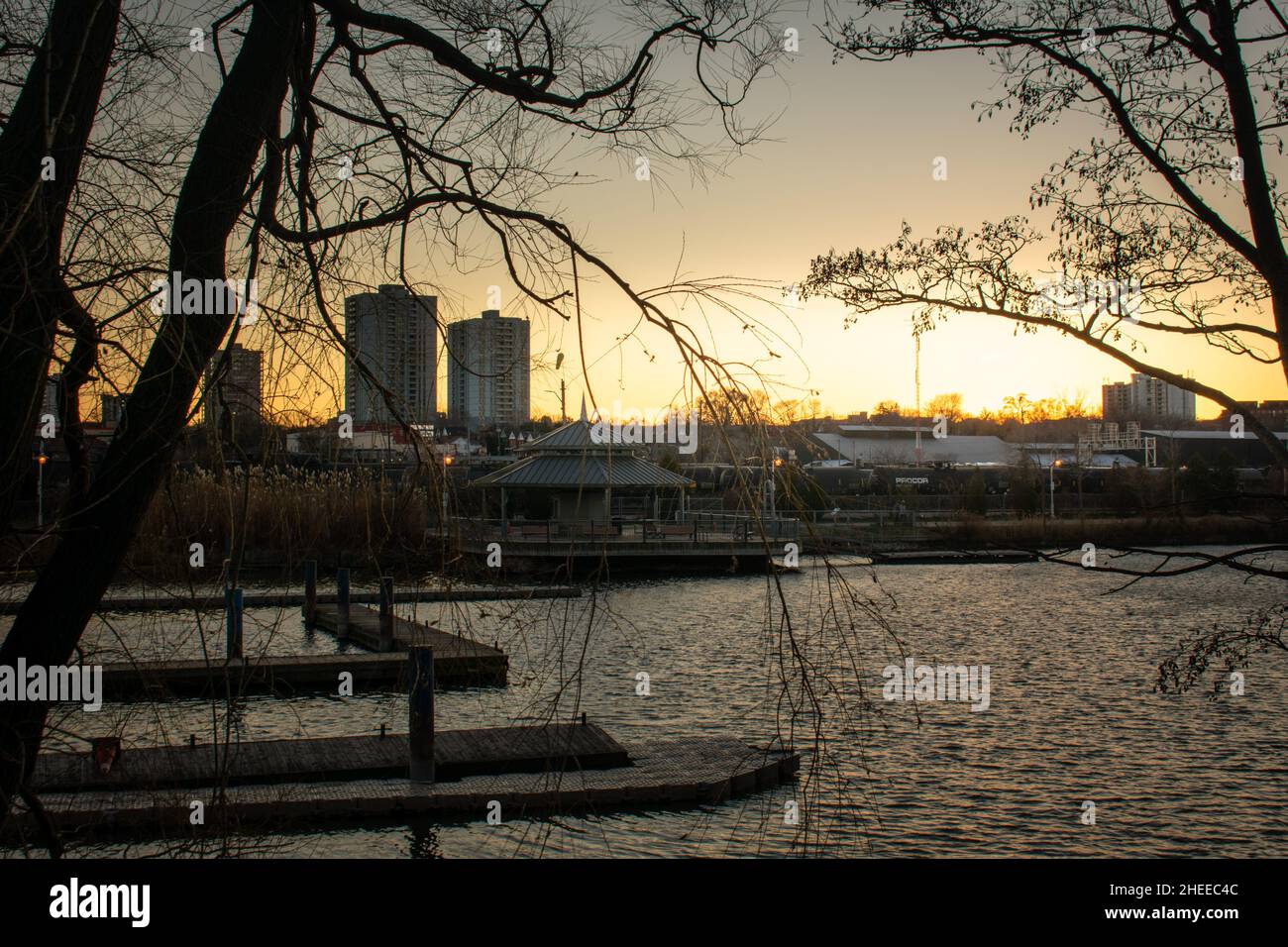 Serata invernale con vista sulla città di Hamilton dal Bayfront Park. Foto Stock