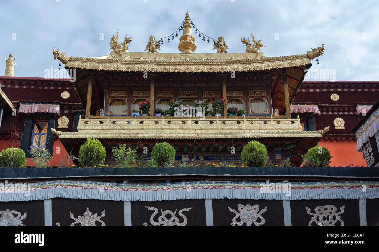 LHASA, TIBET - 18 AGOSTO 2018: Dettagli del Tempio di Jokhang a Lhasa, Tibet. E' uno dei famosi monasteri buddisti di Lhasa Foto Stock