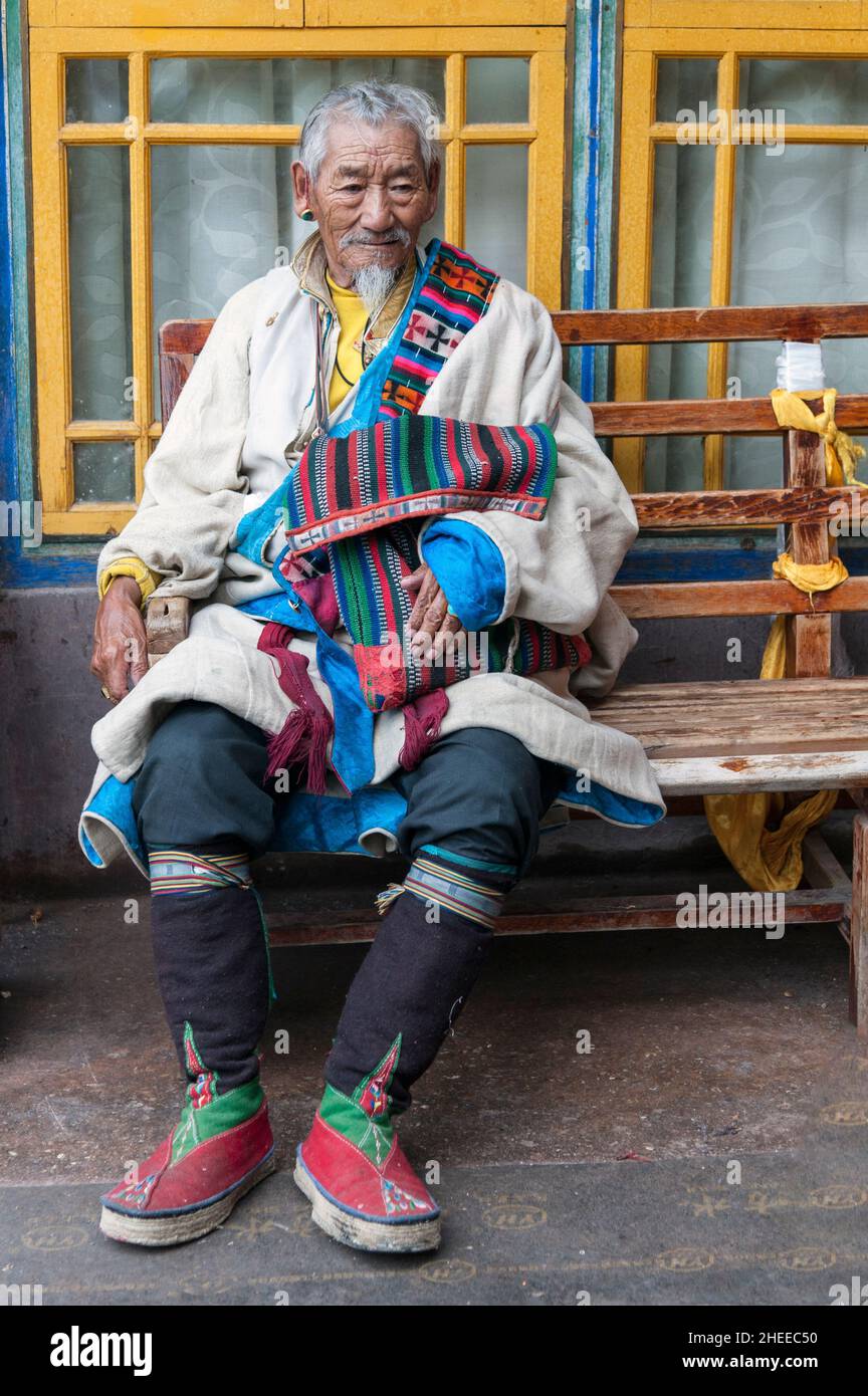 LHASA, TIBET - 18 AGOSTO 2018: Pellegrino tibetano all'interno del Tempio di Jokhang a Lhasa, Tibet. E' uno dei famosi monasteri buddisti di Lhasa Foto Stock