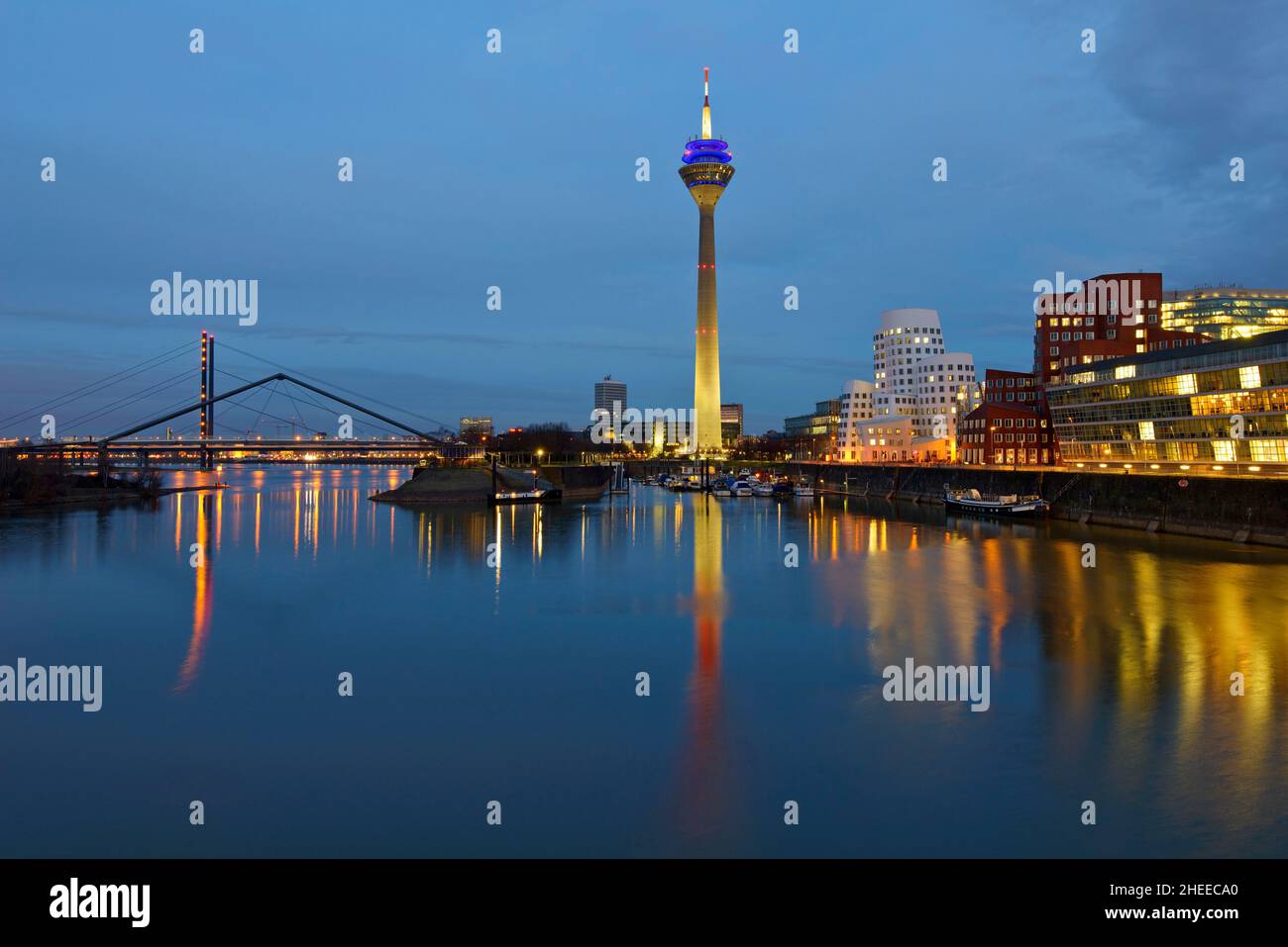 GERMANIA, RENANIA SETTENTRIONALE-VESTFALIA, DÜSSELDORF, MEDIENHAFEN E RHEINTURM DI NOTTE Foto Stock