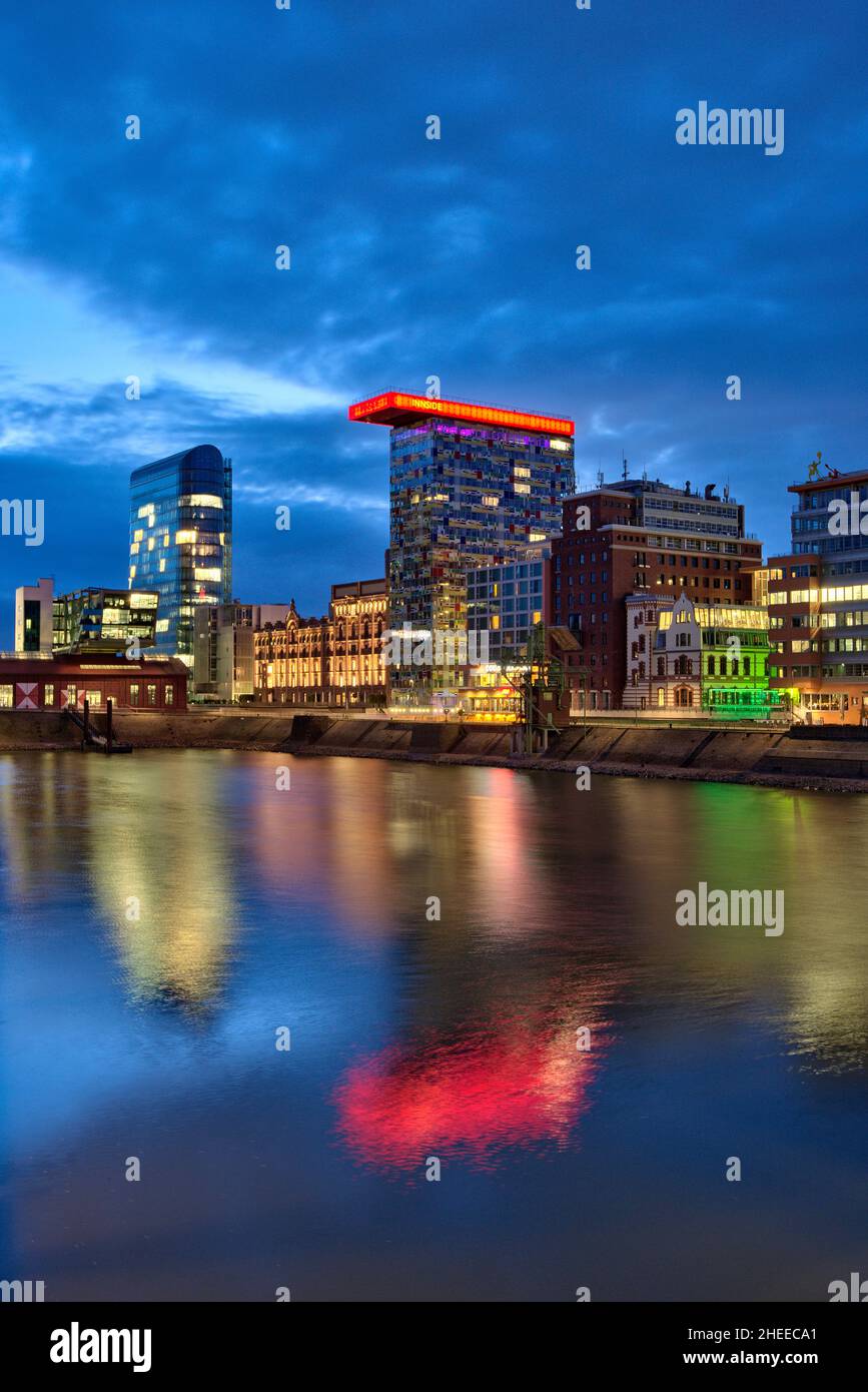 GERMANIA, RENANIA SETTENTRIONALE-VESTFALIA, DÜSSELDORF, MEDIENHAFEN DI NOTTE Foto Stock