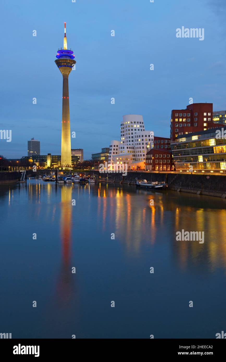 GERMANIA, RENANIA SETTENTRIONALE-VESTFALIA, DÜSSELDORF, MEDIENHAFEN E RHEINTURM DI NOTTE Foto Stock