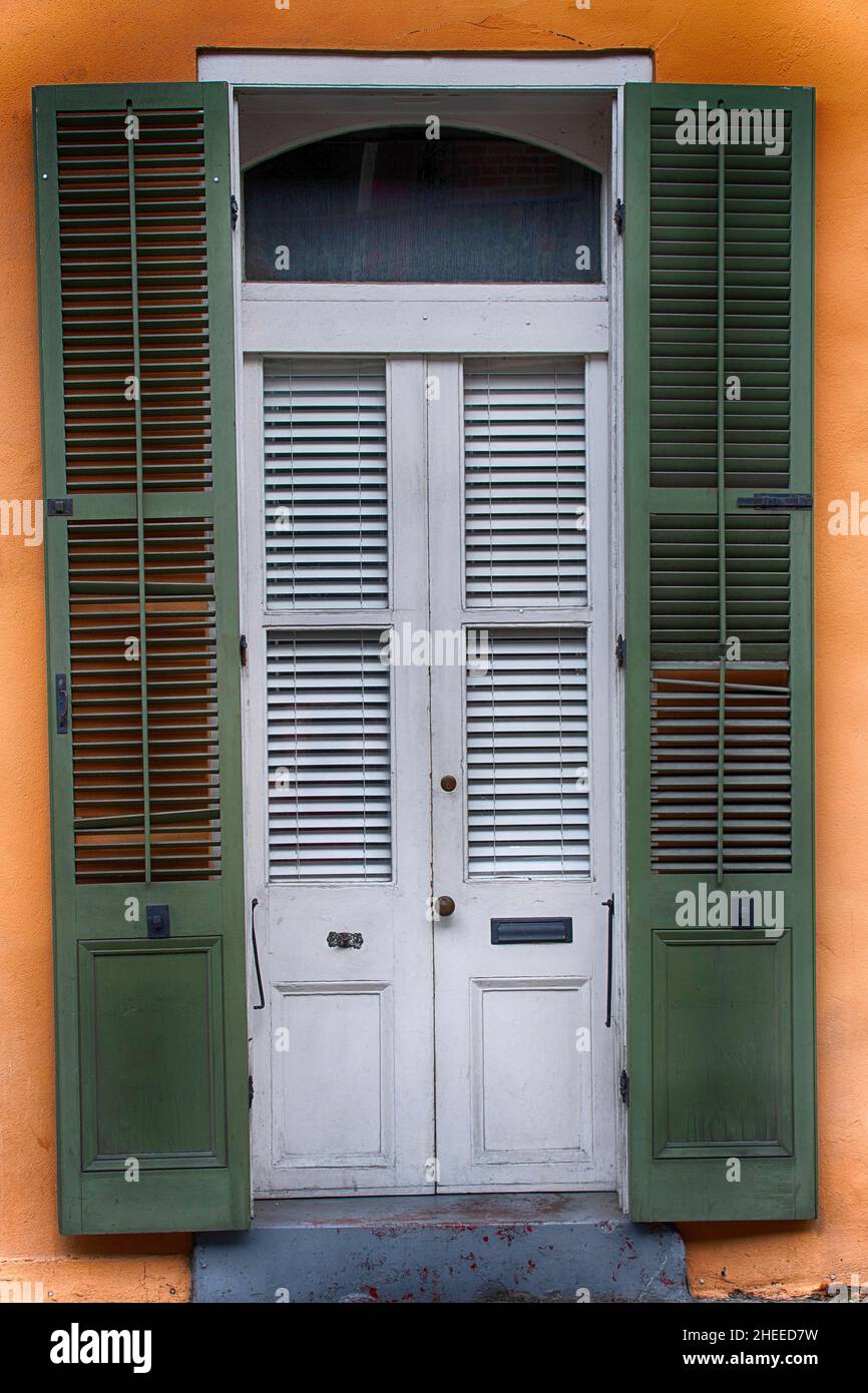 Old Door e le persiane nel quartiere francese: New Orleans Foto Stock