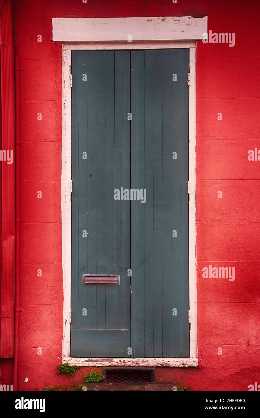 Old Green Door su una parete rossa nel quartiere francese: New Orleans Foto Stock
