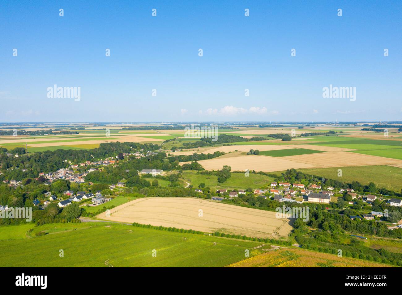 Questa foto di paesaggio è stata scattata in Europa, Francia, Normandia, in estate. Possiamo vedere la campagna della Normandia con i suoi villaggi e campi, sotto il sole Foto Stock
