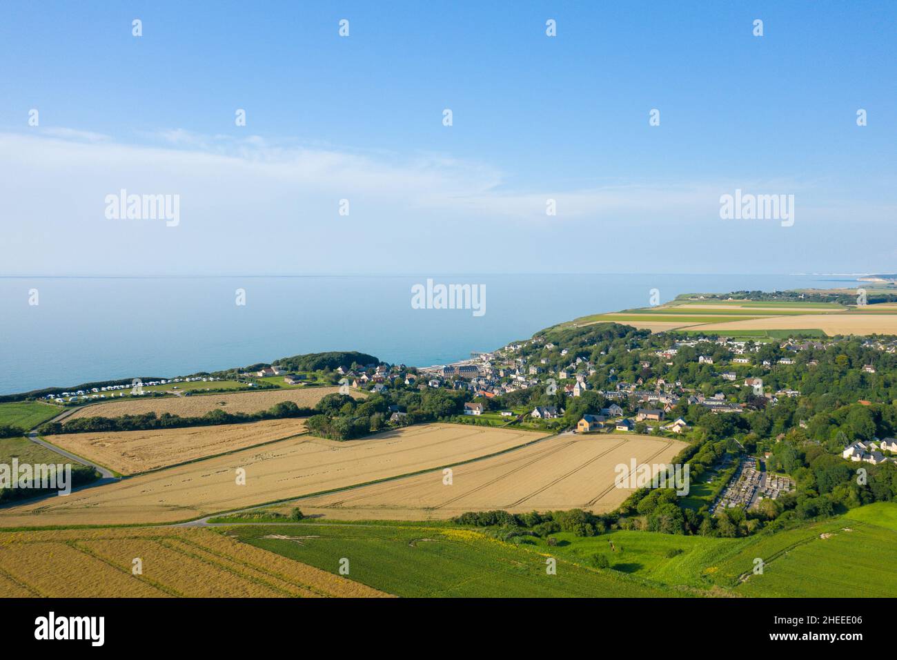 Questa foto di paesaggio è stata scattata in Europa, Francia, Normandia, Senna Marittima, in estate. Vediamo la città di Veules les Roses sulla riva del canale Foto Stock