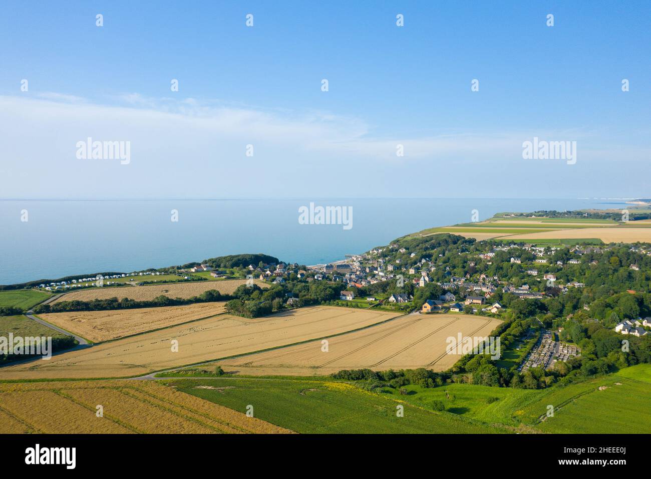 Questa foto di paesaggio è stata scattata in Europa, Francia, Normandia, Senna Marittima, in estate. Vediamo la città di Veules les Roses in campagna con le fie Foto Stock