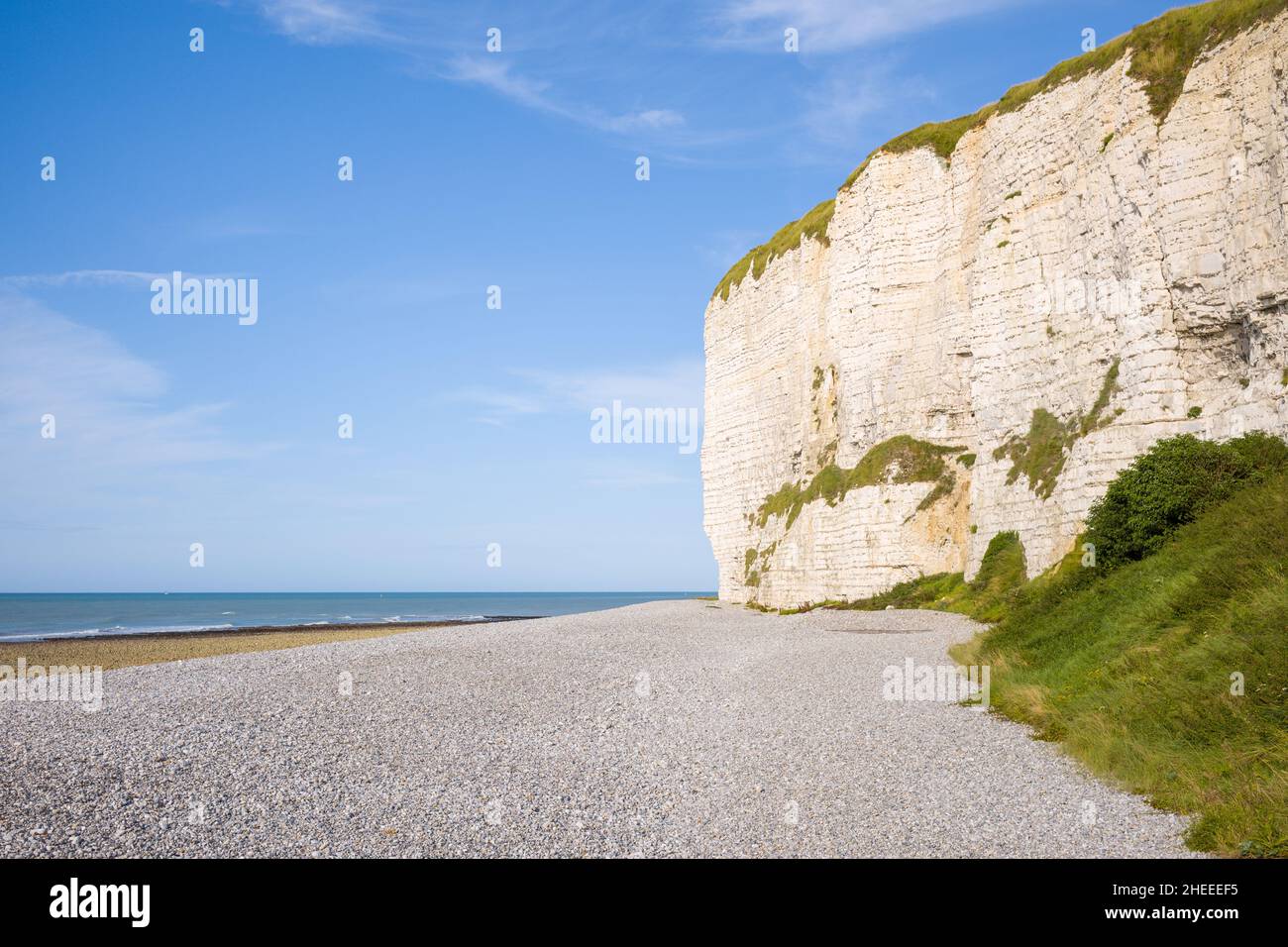 Questa foto di paesaggio è stata scattata in Europa, Francia, Normandia, Senna Marittima, in estate. Possiamo vedere le scogliere di gesso del villaggio francese tradizionale o Foto Stock