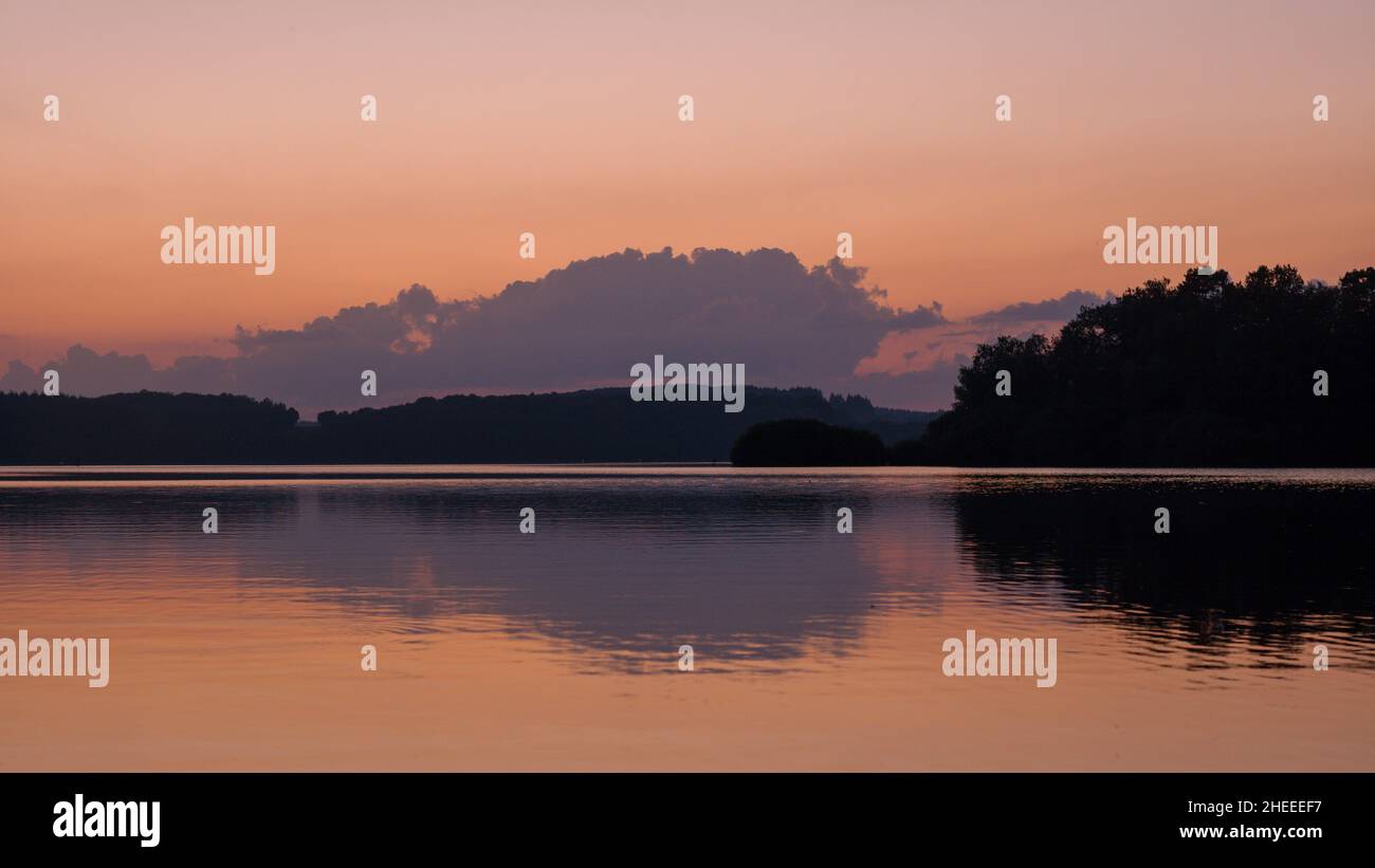 Questa foto di paesaggio è stata scattata in Europa, Francia, Borgogna, Nievre, Morvan, in estate. Possiamo vedere i riflessi degli alberi sul Lac des Settons Foto Stock