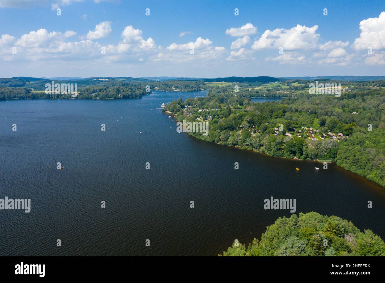 Questa foto di paesaggio è stata scattata in Europa, Francia, Borgogna, Nievre, Morvan, in estate. Possiamo vedere le rive del Lac des Settons, sotto il Sole. Foto Stock