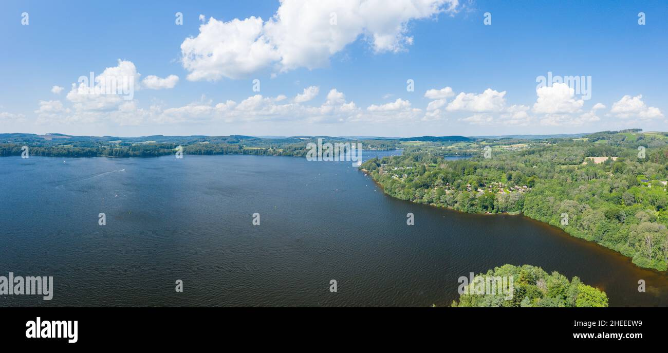 Questa foto di paesaggio è stata scattata in Europa, Francia, Borgogna, Nievre, Morvan, in estate. Possiamo vedere la vista panoramica delle rive e delle isole di L. Foto Stock