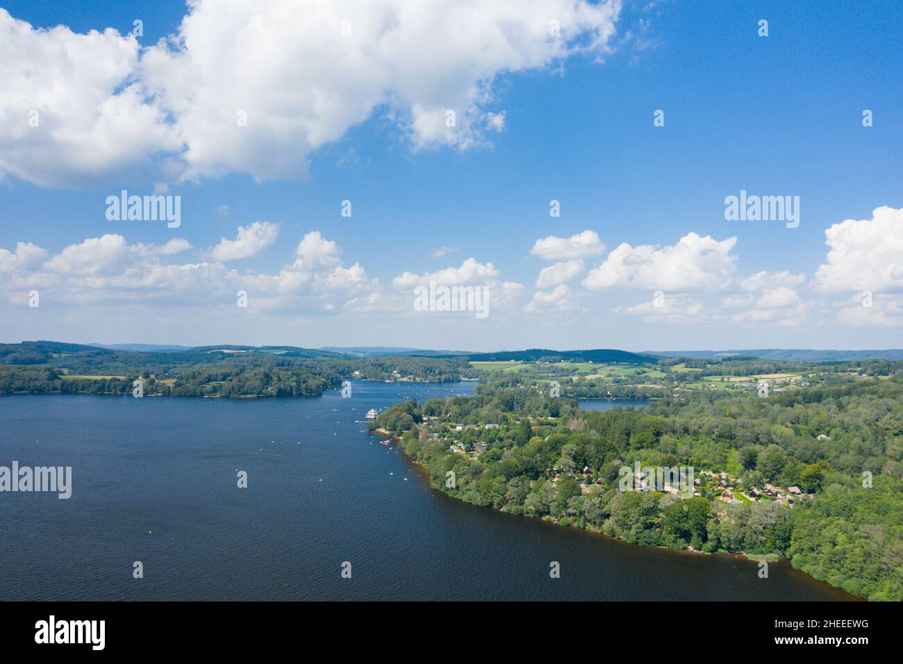 Questa foto di paesaggio è stata scattata in Europa, Francia, Borgogna, Nievre, Morvan, in estate. Possiamo vedere il Lac des Settons con le sue isole e il suo b verde Foto Stock