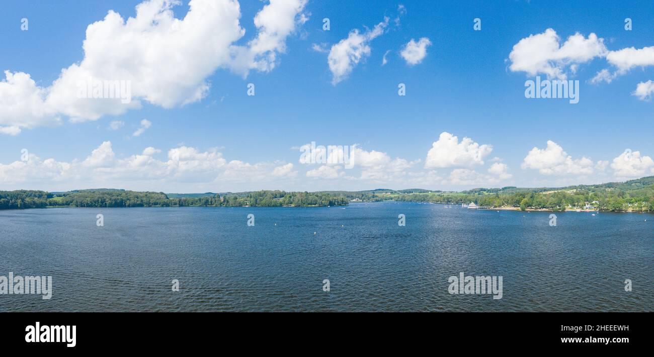 Questa foto di paesaggio è stata scattata in Europa, Francia, Borgogna, Nievre, Morvan, in estate. Vediamo la vista panoramica del Lac des Settons nel mezzo di t Foto Stock