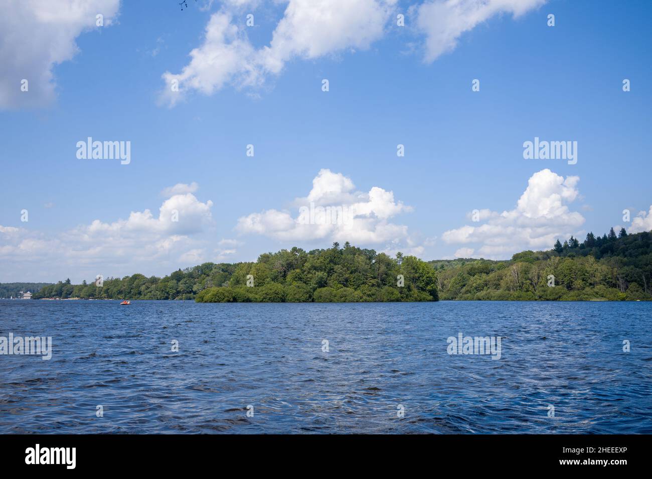 Questa foto di paesaggio è stata scattata in Europa, Francia, Borgogna, Nievre, Morvan, in estate. Possiamo vedere le Lac des Settons, sotto il Sole. Foto Stock