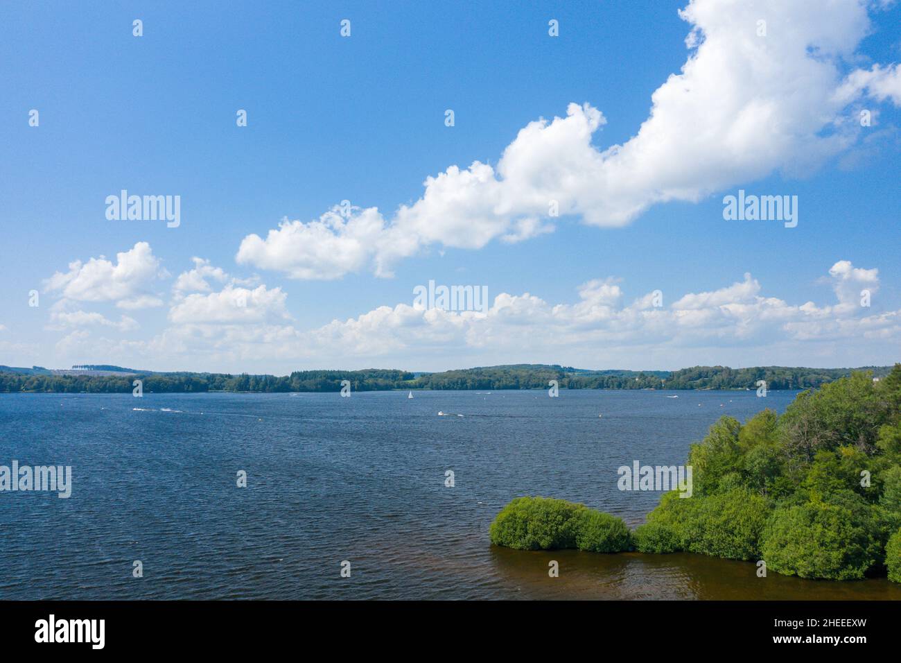 Questa foto di paesaggio è stata scattata in Europa, Francia, Borgogna, Nievre, Morvan, in estate. Possiamo vedere il Lac des Settons e la sua vegetazione verde, sotto Foto Stock