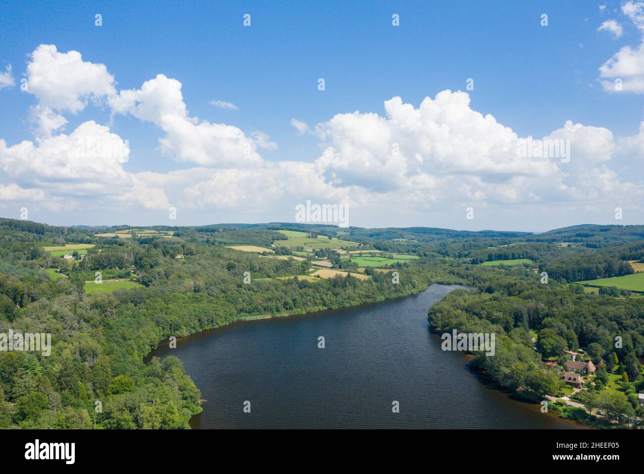 Questa foto di paesaggio è stata scattata in Europa, Francia, Borgogna, Nievre, Morvan, in estate. Possiamo vedere il bordo del Lac des Settons e le sue foreste, sotto t Foto Stock