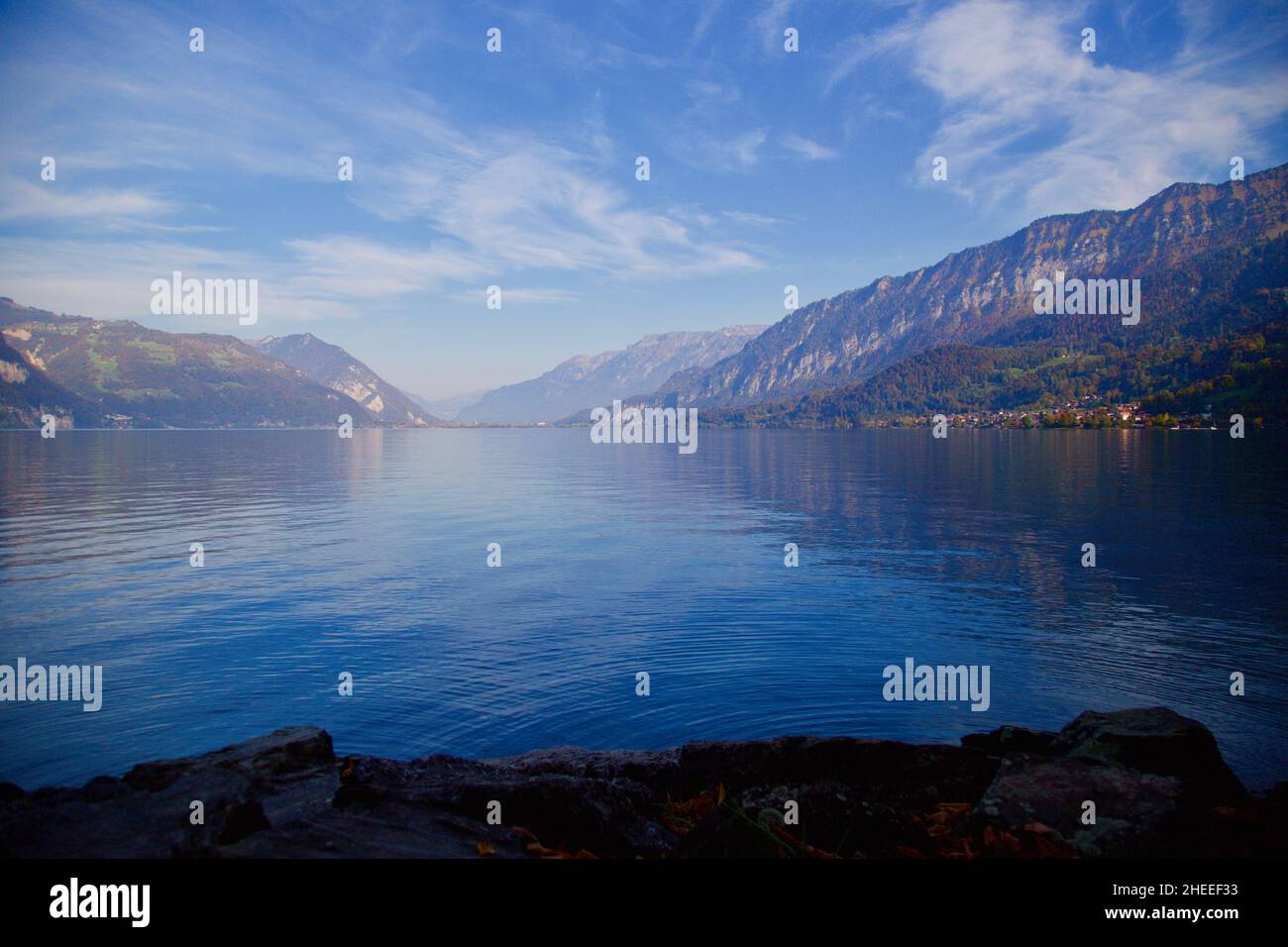 Vista sulle montagne e Interlaken in Svizzera in una perfetta giornata autunnale Foto Stock