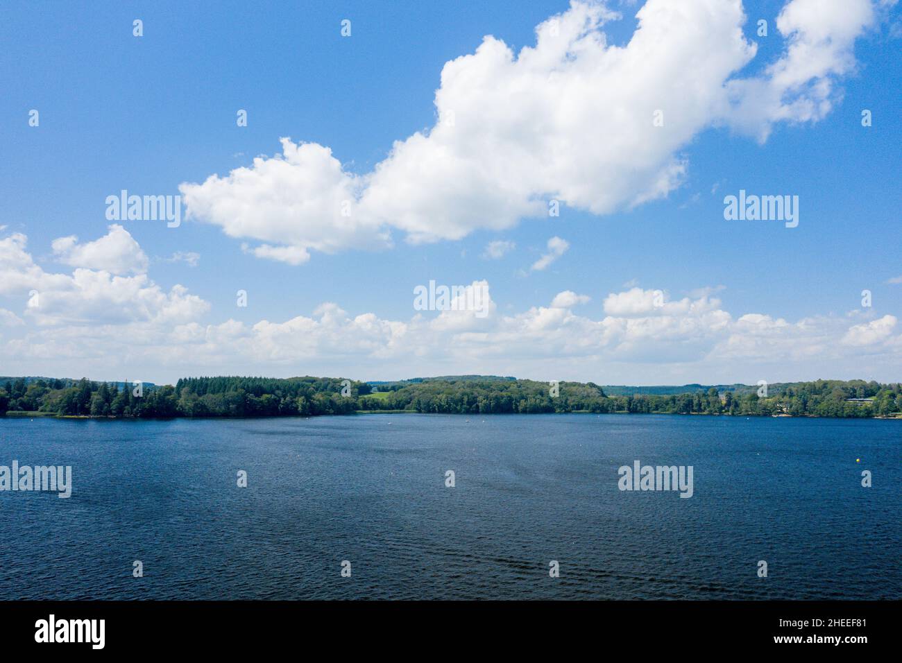 Questa foto di paesaggio è stata scattata in Europa, Francia, Borgogna, Nievre, Morvan, in estate. Possiamo vedere il Lac des Settons nel mezzo delle foreste, un Foto Stock