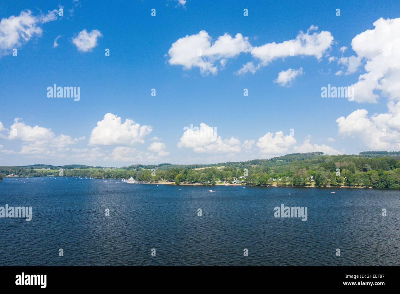 Questa foto di paesaggio è stata scattata in Europa, Francia, Borgogna, Nievre, Morvan, in estate. Possiamo vedere le banche con le sue foreste sulle rive del Lac des Foto Stock