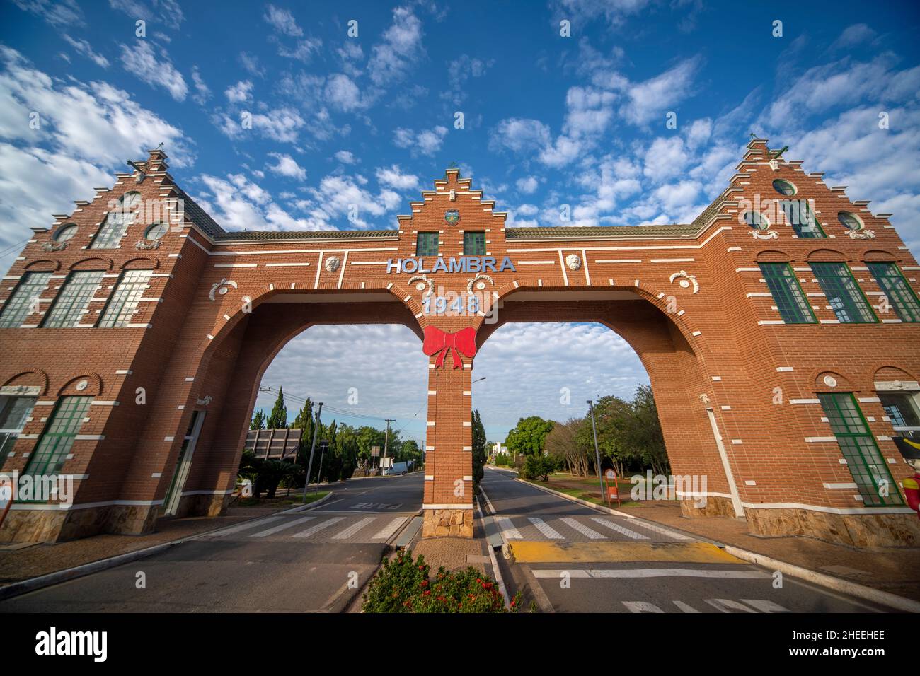 Portale in stile olandese all'ingresso della città di Holambra. Questa è una città tipical costruito i miei immigrati olandesi, São Paulo Estate, Brasile Foto Stock