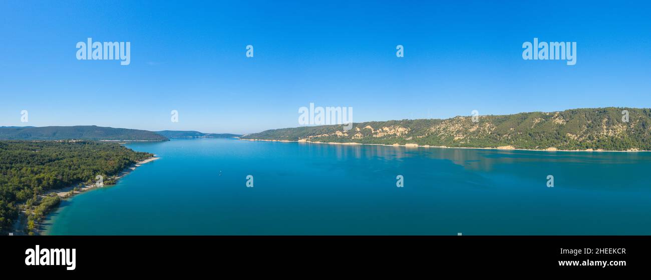 Questa foto di paesaggio è stata scattata in Europa, in Francia, Provenza Alpi Costa Azzurra, nel Varo, in estate. Vediamo la vista panoramica del lago di Sainte-Croix Foto Stock