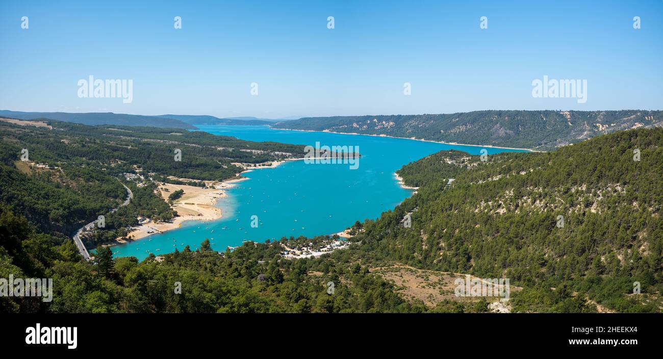 Questa foto di paesaggio è stata scattata in Europa, in Francia, Provenza Alpi Costa Azzurra, nel Varo, in estate. Vediamo la vista panoramica del lago di Sainte Foto Stock