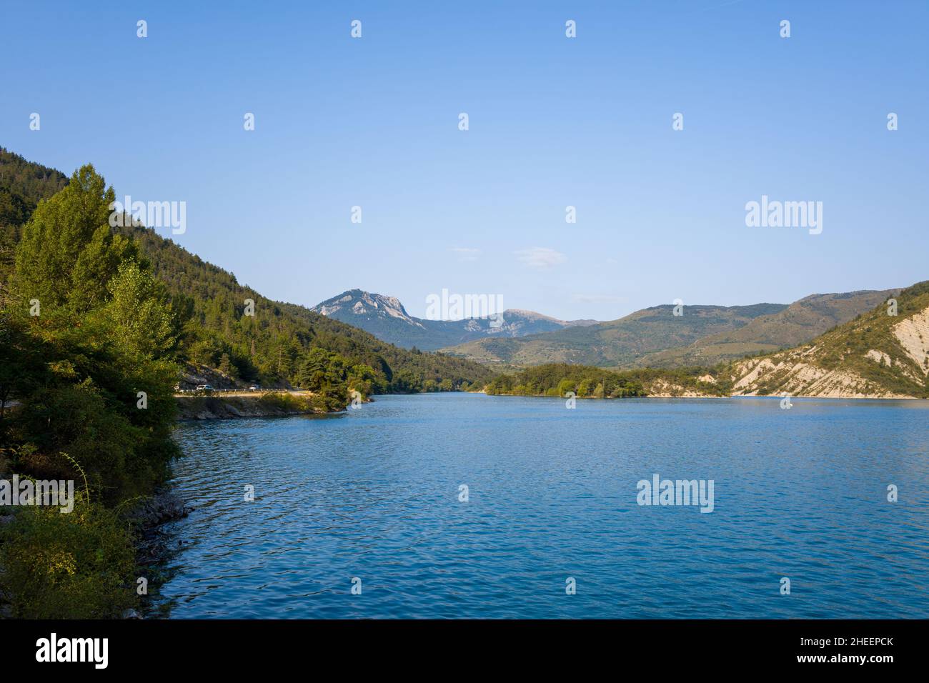 Questa foto di paesaggio è stata scattata in Europa, in Francia, Provenza Alpi Costa Azzurra, nel Varo, in estate. Possiamo vedere il lago Castillon, sotto il sole. Foto Stock