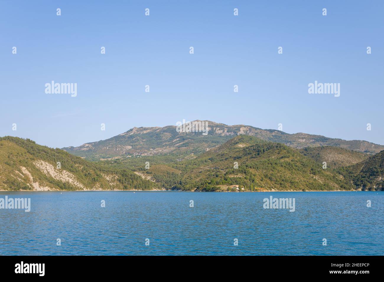 Questa foto di paesaggio è stata scattata in Europa, in Francia, Provenza Alpi Costa Azzurra, nel Varo, in estate. Si possono vedere le montagne verso il lago di CA Foto Stock