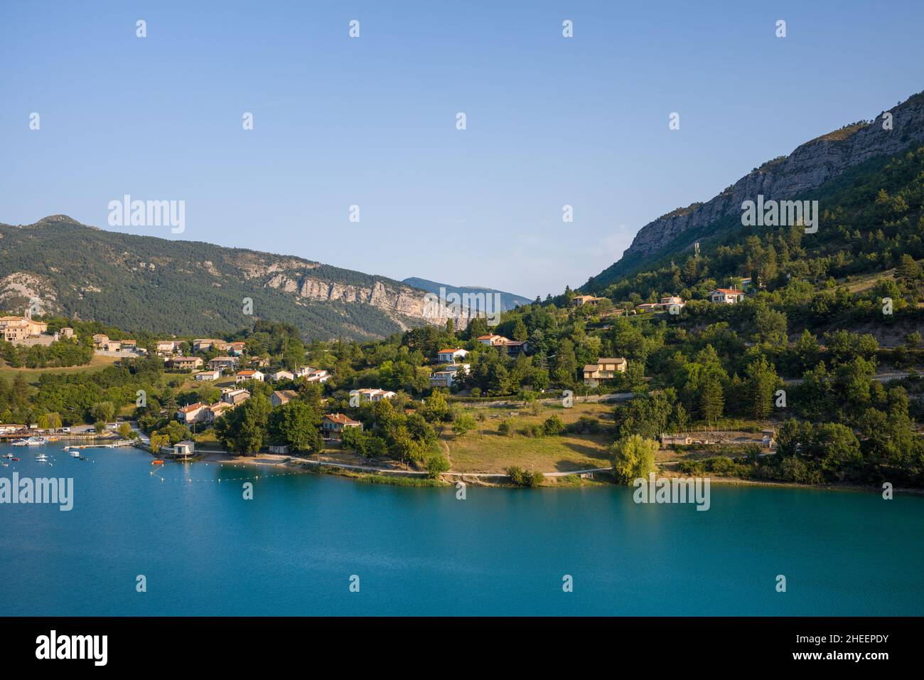 Questa foto di paesaggio è stata scattata in Europa, in Francia, Provenza Alpi Costa Azzurra, nel Varo, in estate. Vediamo la campagna sulle rive del Lago di CA Foto Stock