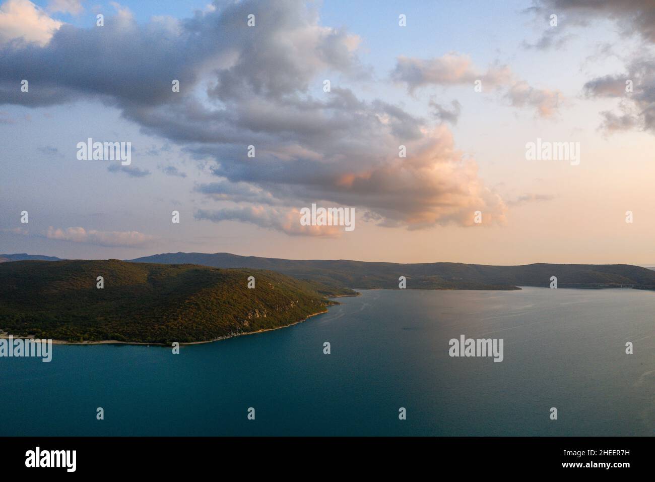Questa foto di paesaggio è stata scattata in Europa, in Francia, Provenza Alpi Costa Azzurra, nel Varo, in estate. Vediamo il lago di Sainte-Croix e le nuvole Foto Stock
