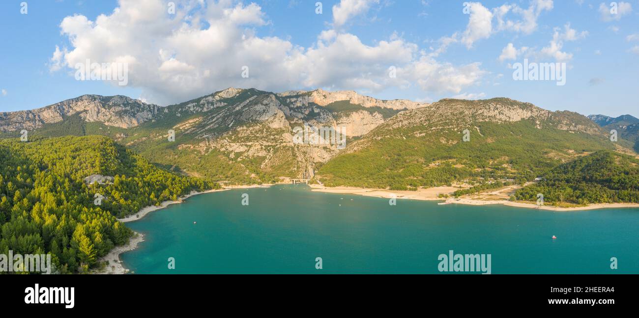 Questa foto di paesaggio è stata scattata in Europa, in Francia, Provenza Alpi Costa Azzurra, nel Varo, in estate. Vediamo la vista panoramica del lago di Sainte Foto Stock