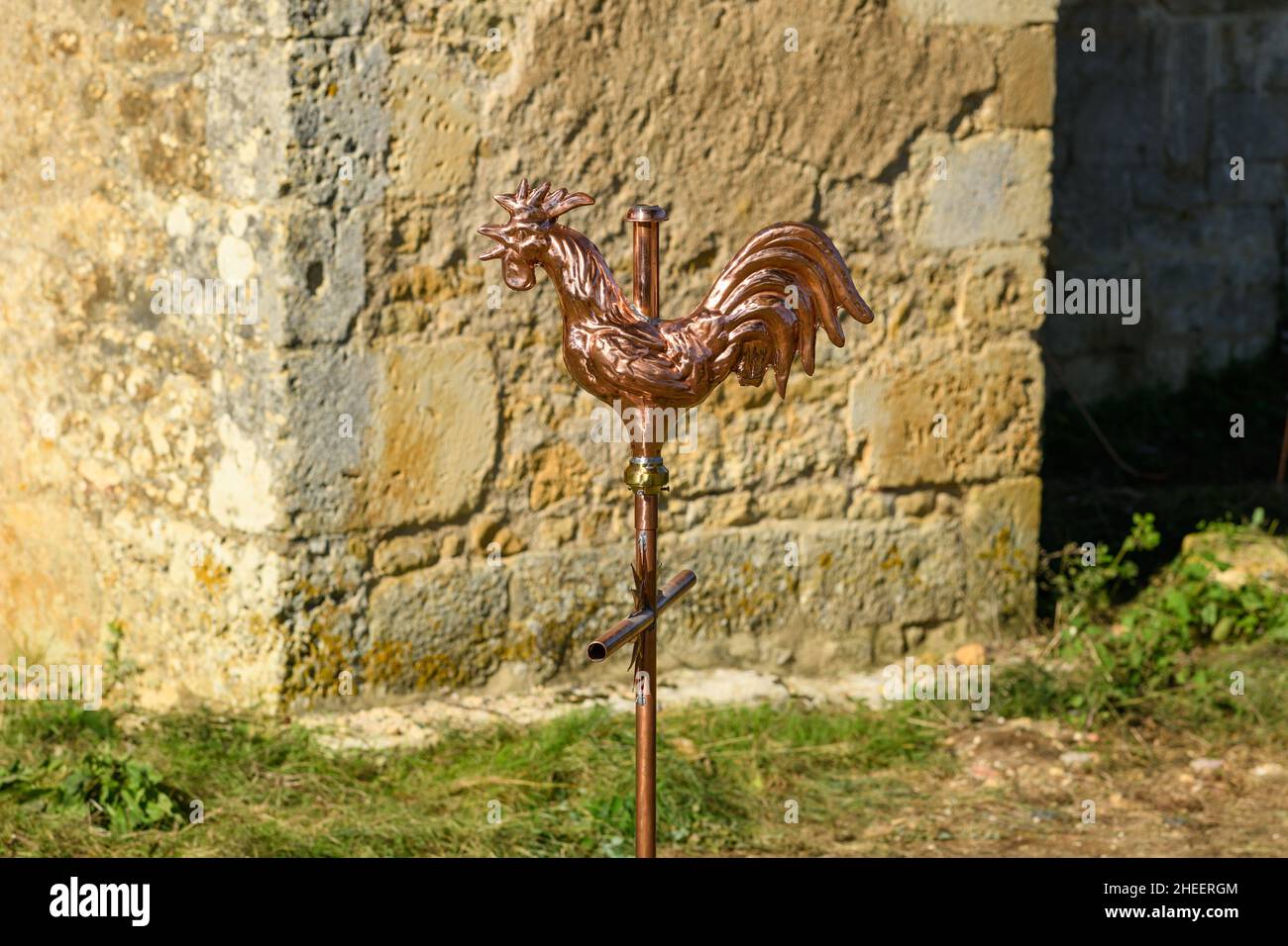 Questa foto di paesaggio è stata scattata in Europa, Francia, Borgogna, Nievre, in estate. Vediamo le coq in bronzo di Juncy les Varzy, sotto il Sole. Foto Stock