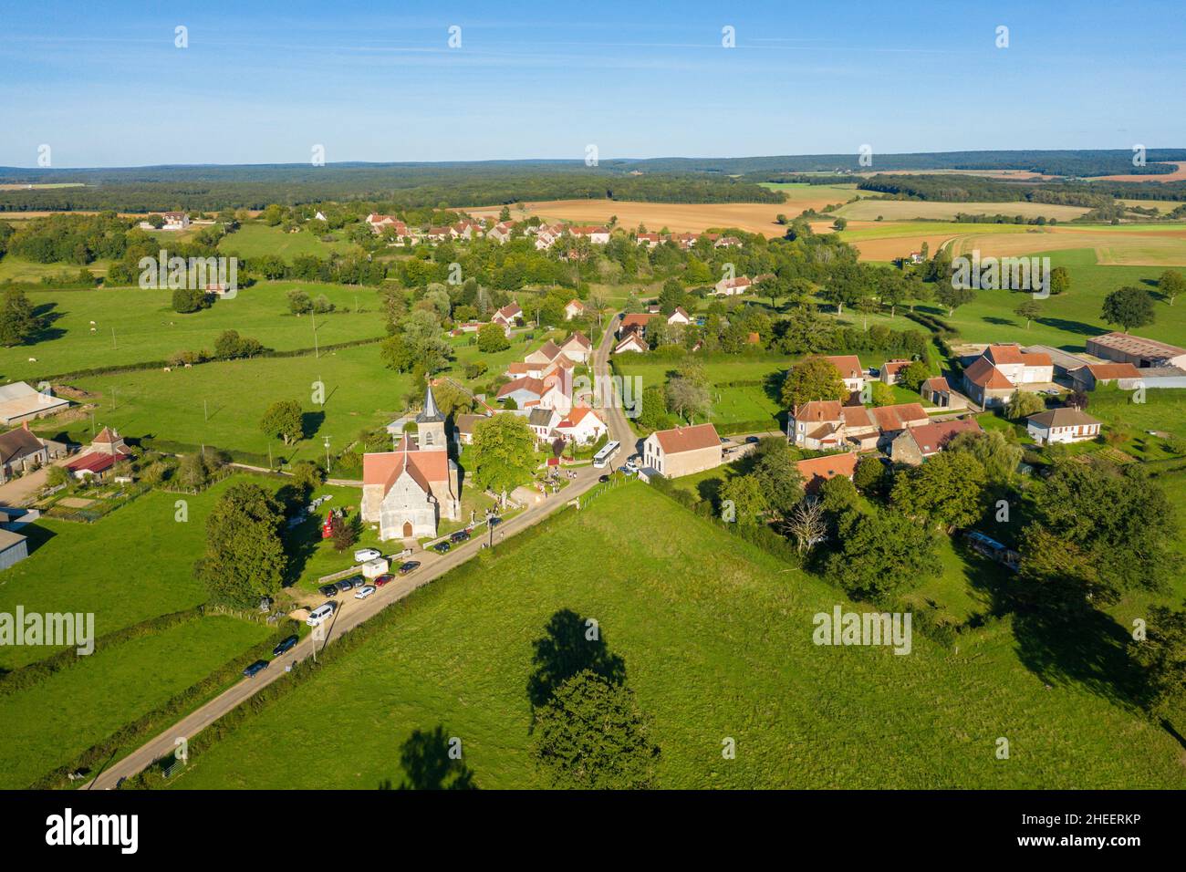 Questa foto di paesaggio è stata scattata in Europa, Francia, Borgogna, Nievre, in estate. Vediamo il tradizionale villaggio francese di Juncy les Varzy e la sua chiesa Foto Stock