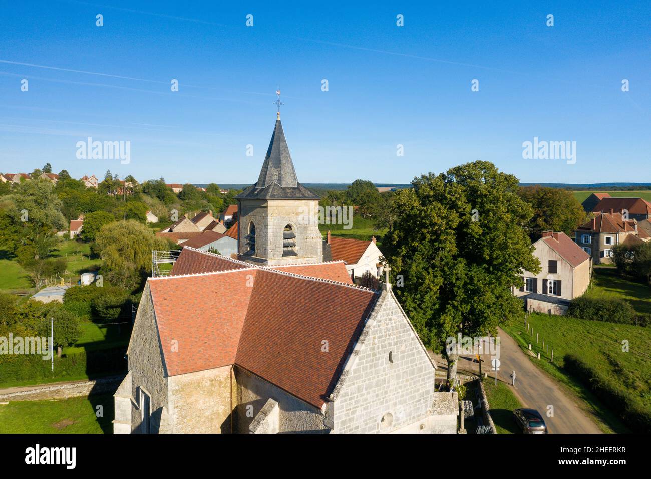 Questa foto di paesaggio è stata scattata in Europa, Francia, Borgogna, Nievre, in estate. Vediamo la chiesa e il gallo di bronzo di Juncy les Varzy, sotto il Foto Stock