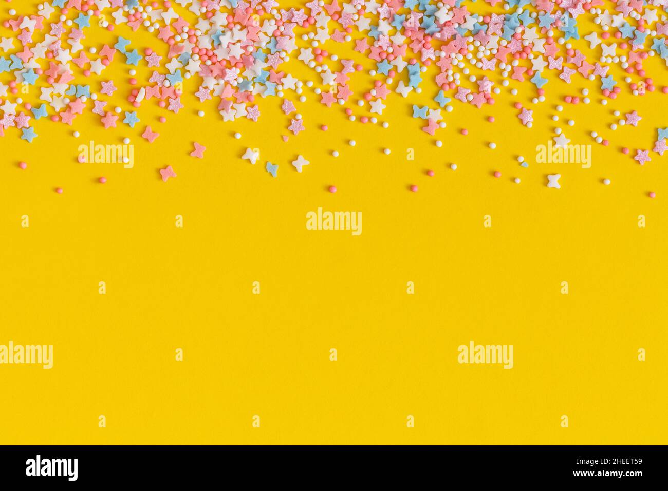 Cosparge colorate su sfondo giallo Foto Stock