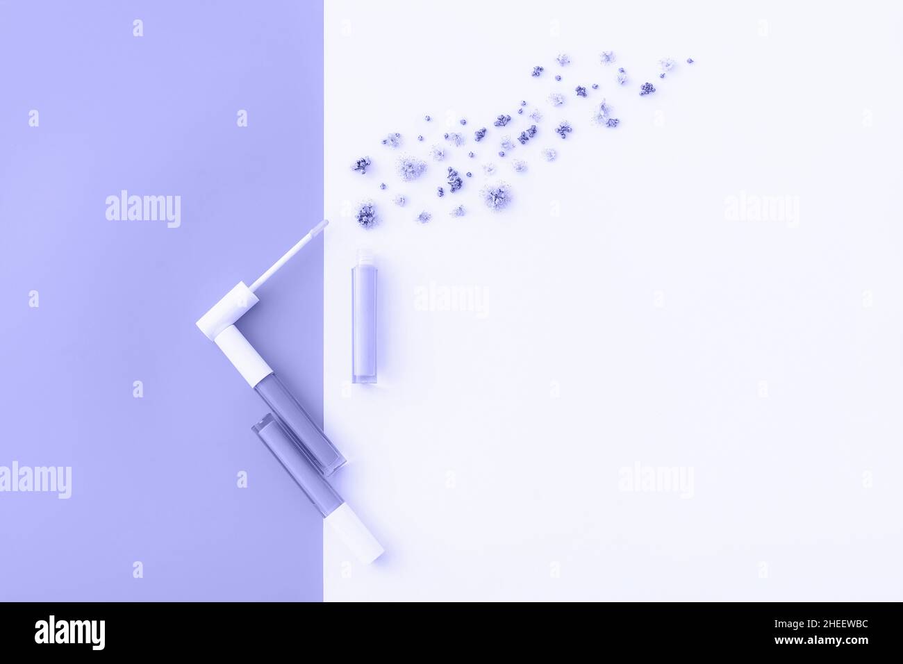 Bella sagoma di disegno con layout lucentezza del labbro e decorazione dei piccoli fiori tonata nel colore alla moda dell'anno 2022. Stile a disposizione piatta. Spazio di copia. Mockup per il tuo design. Foto Stock