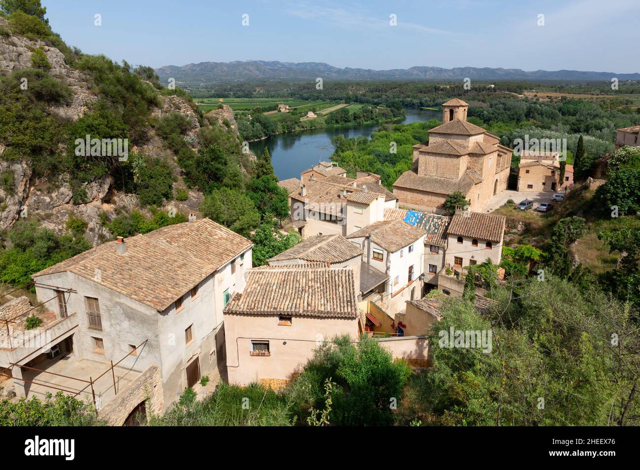 Vista sui tetti del villaggio di Miravet in provincia di Tarragona. Catalogna, Spagna. Ecoturismo. Foto Stock