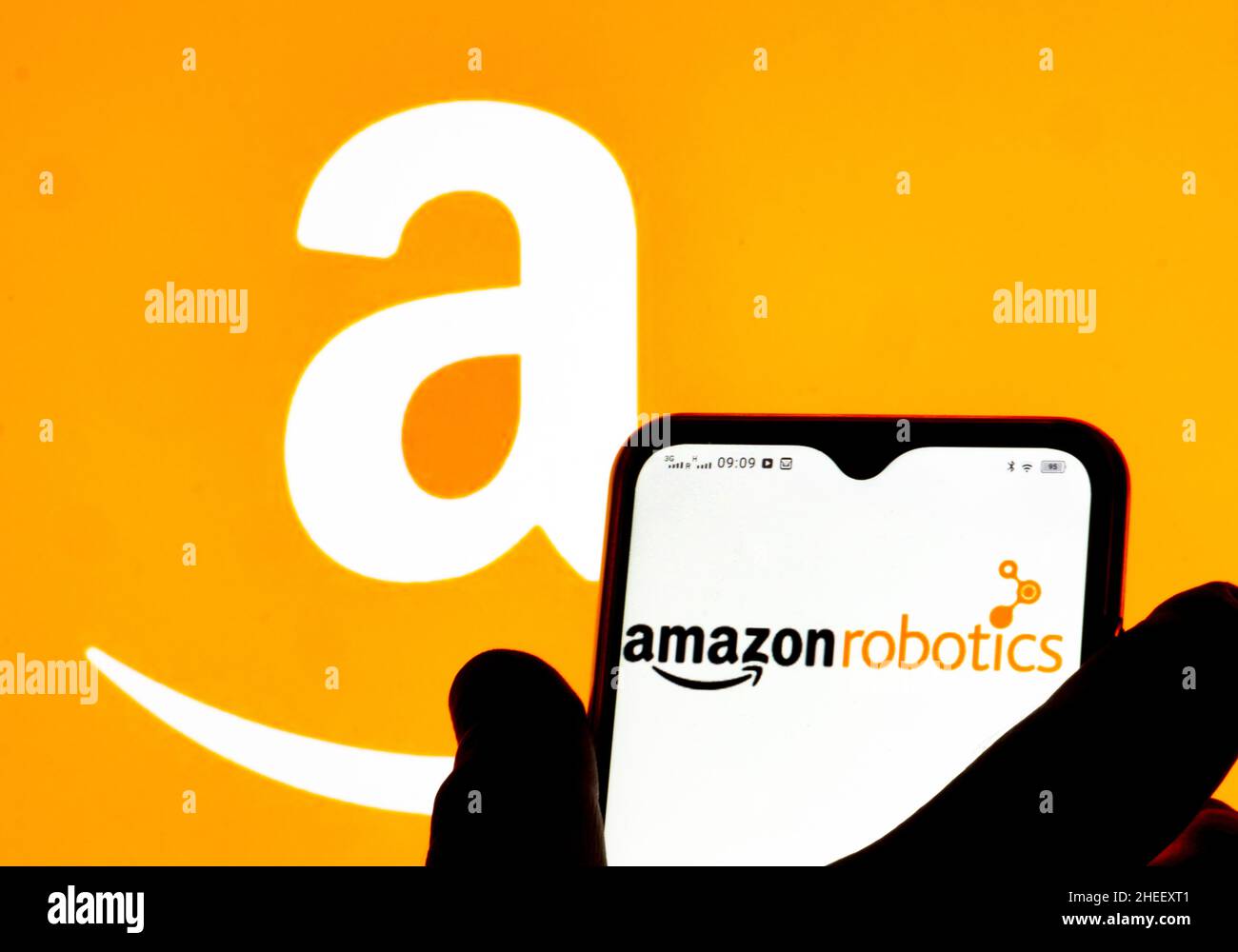 In questa figura, il logo Amazon Robotics viene visualizzato sullo smartphone. Foto Stock