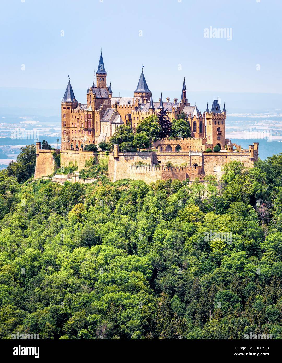 Castello di Hohenzollern o Burg sulla cima della montagna, Germania, Europa. E' un punto di riferimento nelle vicinanze di Stoccarda. Vista verticale del castello tedesco come il vecchio palazzo in Foto Stock