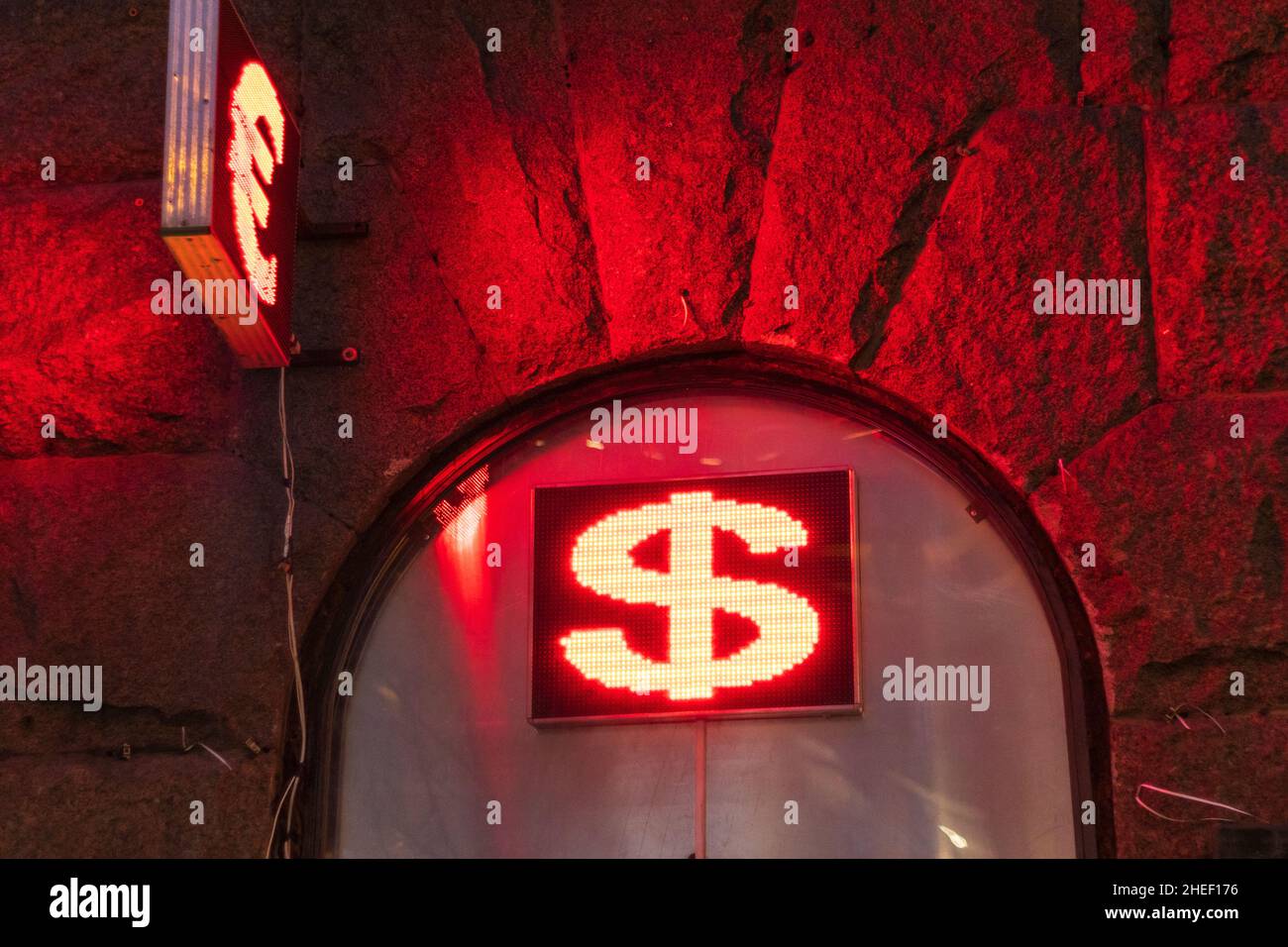 cambio valuta dollaro vd euro segno neon strada pubblicità denaro Foto Stock