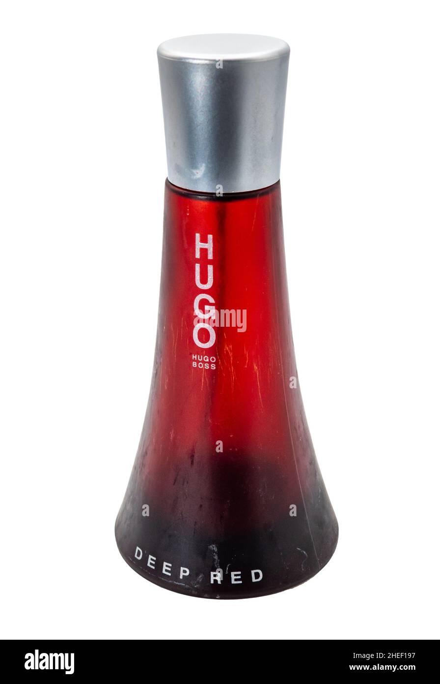 Norwich, Norfolk, Regno Unito – Gennaio 2022. Una bottiglia di Hugo Boss  Deep Red Ladies profumo tagliato fuori isolato su un fondo bianco semplice  Foto stock - Alamy