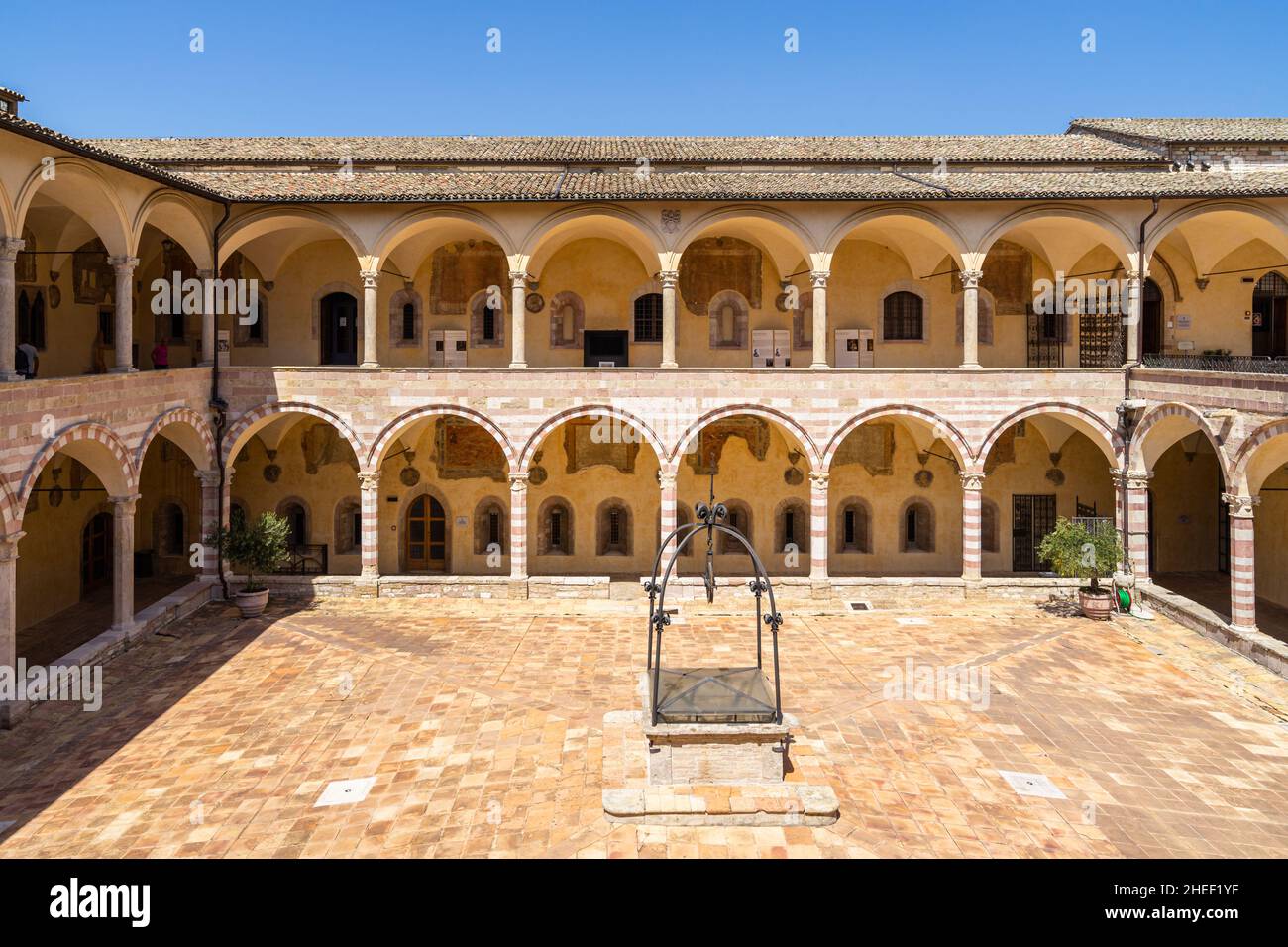Cortile interno del Sacro Convento, il convento accanto alla Basilica di San Francesco d'Assisi, Umbria, Italia Foto Stock