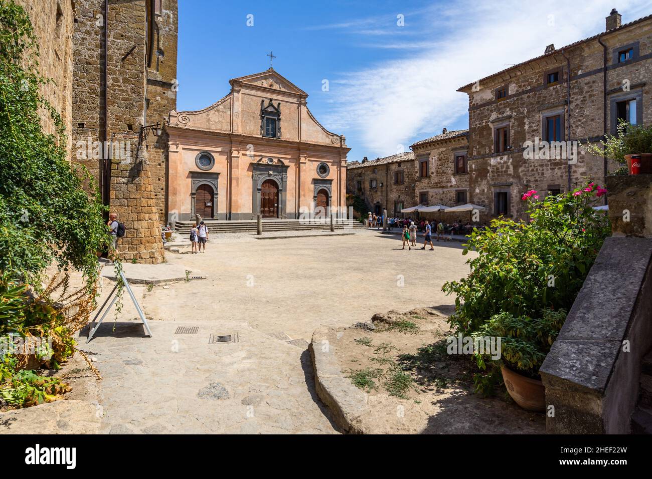 Civita di Bagnoregio, Lazio, 2020 agosto – Piazza principale di Civita con la Chiesa romanica di San Donato Foto Stock