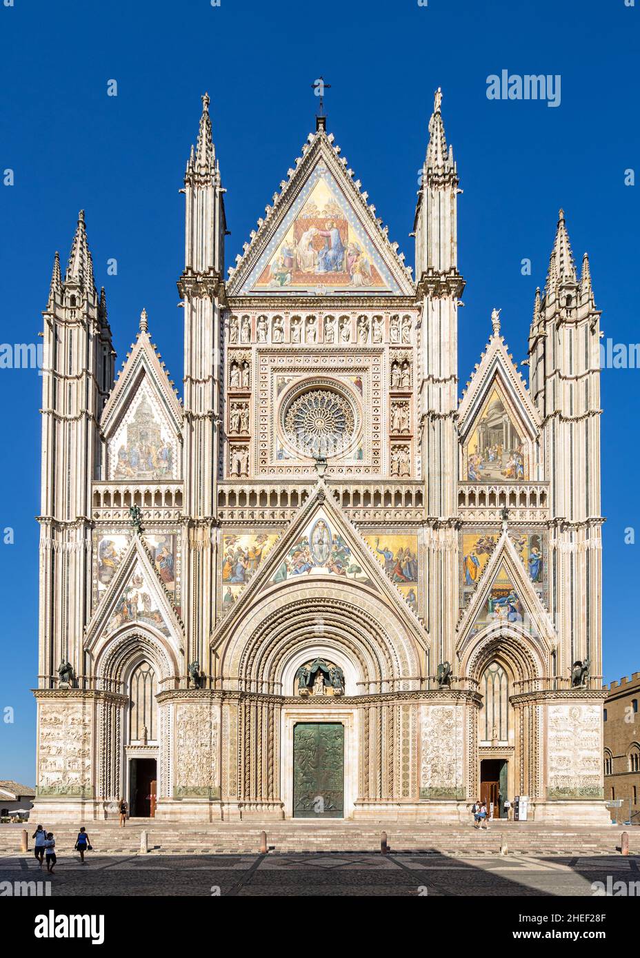 Esterno della Cattedrale di Orvieto il punto di riferimento più iconico e visitato della città, l'Umbria, Italia Foto Stock