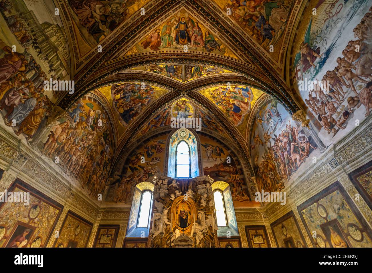 La cappella dedicata a San Brizio all'interno della cattedrale di Orvieto, decorata con affreschi medievali, Umbria, Italia Foto Stock