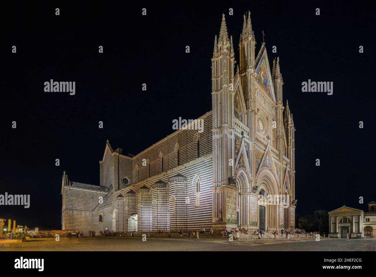 Vista notturna della Cattedrale di Orvieto, il punto di riferimento più iconico della città, l'Umbria, Italia Foto Stock