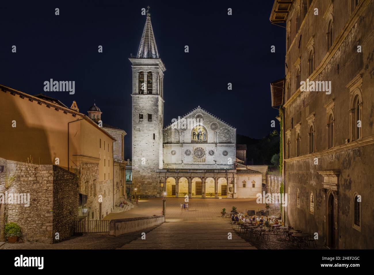 Vista notturna della Cattedrale di Spoleto, la vista più iconica della città, regione Umbria, Italia Foto Stock