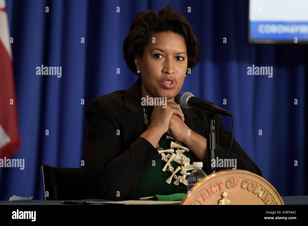 Washington, Stati Uniti. 10th Jan 2022. Il sindaco Muriel Bowser parla di Covid-19 Situational Update durante una conferenza stampa presso l'Old Council Chambers Building a Washington DC, USA. Credit: SOPA Images Limited/Alamy Live News Foto Stock