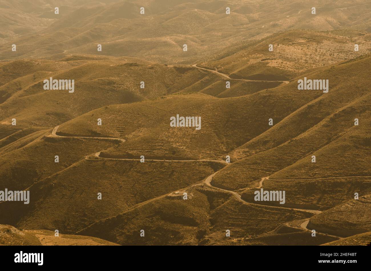 montagne, valli e gole di un deserto dove un sentiero desolato attraversa la desolazione Foto Stock